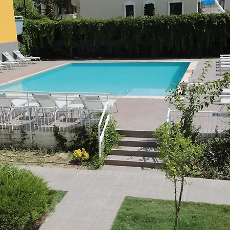 Comfortable With Shared Pool Near Beach In Κουσάντασι
