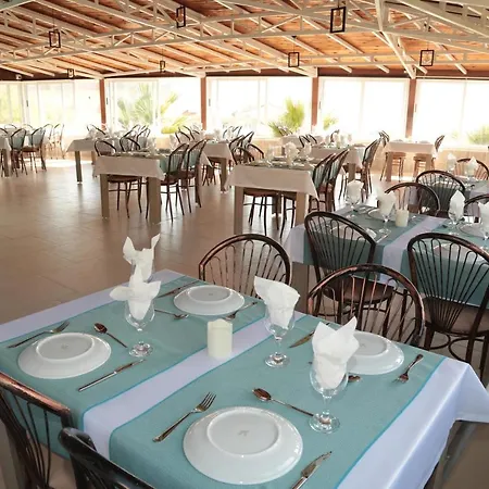 Comfortable With Shared Pool Near Beach In Κουσάντασι
